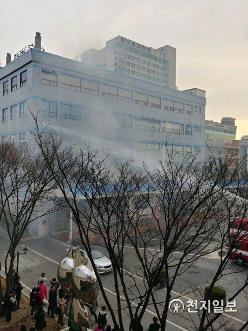 10일 오후 5시 35분께 천안 고속버스터미널 2층에서 발생한 화재를 소방대원들이 진압하고 있다. (제공: 시민 제보) ⓒ천지일보 2019.3.10