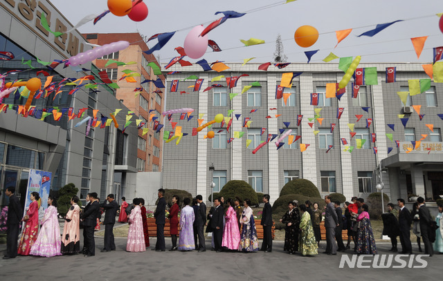 10일 북한에서 제14기 최고인민회의 대의원 선거가 치러져 유권자들이 평양의 한 투표소에서 순서를 기다리고 있다. (출처: 뉴시스)