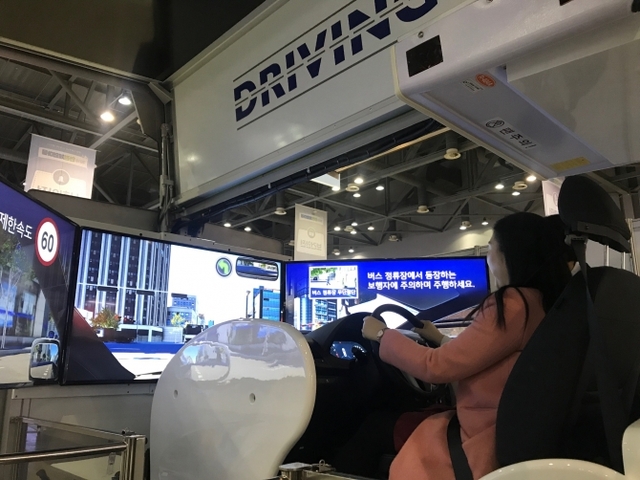 운전자가 ‘드라이빙 플러스’ 프로그램으로 가상현실 속 운전 체험을 하고 있다. (제공: 현대자동차) ⓒ천지일보 2019.3.10