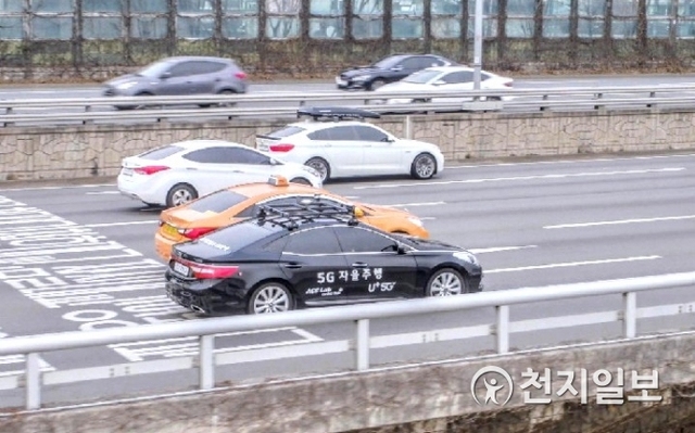 5G 자율주행차 ‘A1’이 서울 강변북로를 달리는 모습. (제공: LG유플러스) ⓒ천지일보 2019.3.11