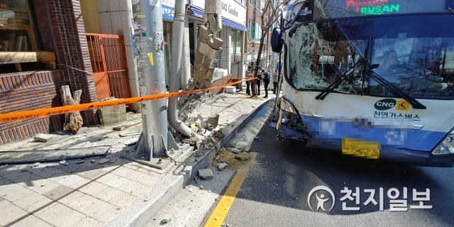 시내버스가 오르막길 졸음운전 중 전신주를 들이받는 아찔한 사고가 발생했다. (제공: 부산 경찰청) ⓒ천지일보 2019.3.11