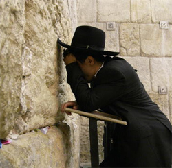 한 유대인이 통곡의 벽에서 기도를 하고 있다. (사진제공: 유네스코)