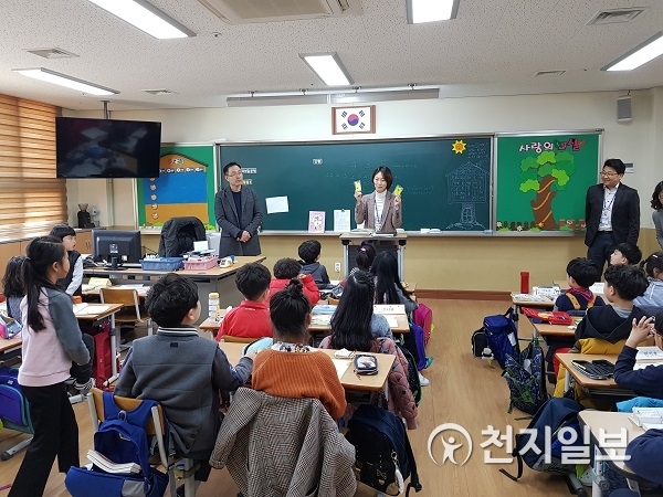 한국동서발전 직원이 울산초등학교 학생들에게 교통안전용품 옐로카드를 설명하고 있다. (제공: 한국동서발전) ⓒ천지일보 2019.3.12