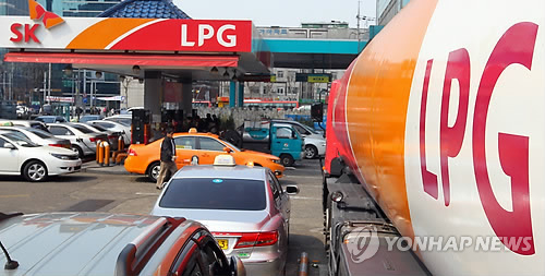 서울 영등포구 한 가스충전소에서 LPG차량들이 연료를 넣고 있다(자료사진). (사진출처: 연합뉴스)