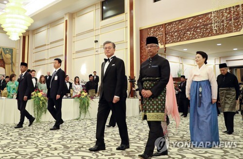 (쿠알라룸푸르=연합뉴스) 말레이시아를 국빈 방문 중인 문재인 대통령이 13일 저녁 국립왕궁에서 열린 국빈만찬에 참석해 압둘라 국왕과 만찬장에 입장하고 있다.
