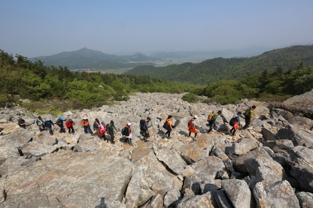 달마고도 걷기 대회에 참여한 등산객들이 돌길을 걷고 있다. (제공:해남군) ⓒ천지일보 2019.3.14