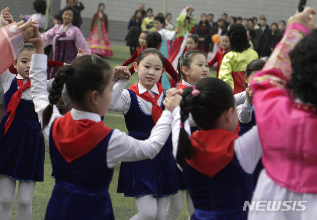 【평양=AP/뉴시스】10일 북한에서 제14기 최고인민회의 대의원 선거가 치러져 북한 어린이들이 평양의 한 투표소 앞에서 투표가 치러지는 동안 춤을 추고 있다.