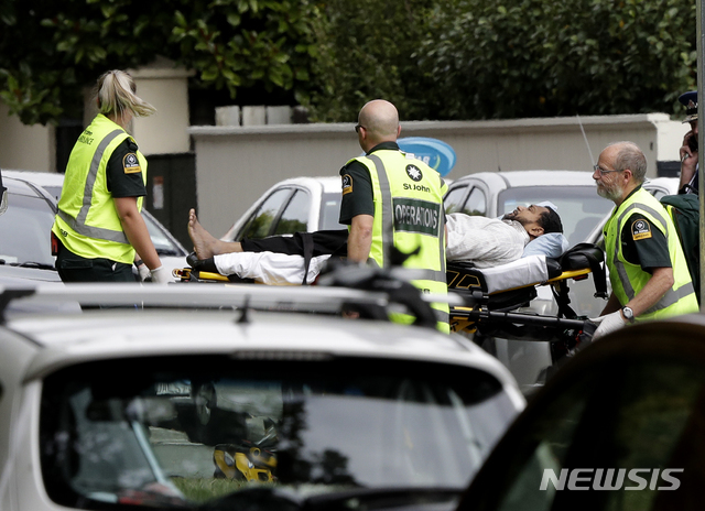 【크라이스트처치(뉴질랜드)=AP/뉴시스】대규모 총기난사 사건이 발생한 뉴질랜드 크라이스트처치 중심부에서  15일 구급대원들이 부상자를 옮기고 있다