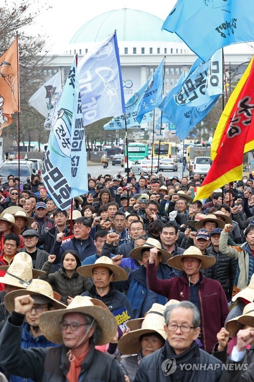 (서울=연합뉴스) 15일 서울 영등포구 산업은행 앞에서 열린 2019 농민중심 농정개혁 쟁취 전국농민대회에서 참가자들이 구호를 외치고 있다.