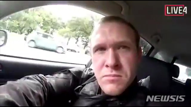 【AP/뉴시스】 뉴질랜드 크라이스트처치 소재 이슬람 사원에서 16일 총기난사 테러를 일으킨 범인이 범행을 하러 가며 촬영한 자신의 모습. 범인들은 총기난사 순간을 페이스북으로 생중계하기도 했다.