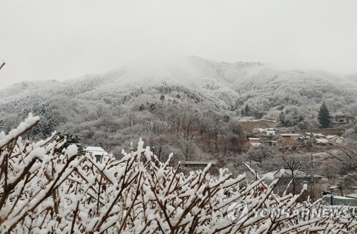 전국 곳곳에 갑작스럽게 눈 또는 비가 내린 15일 경기도 양주시 장흥면 일대가 새하얀 눈으로 덮여 있다. (출처: 연합뉴스)
