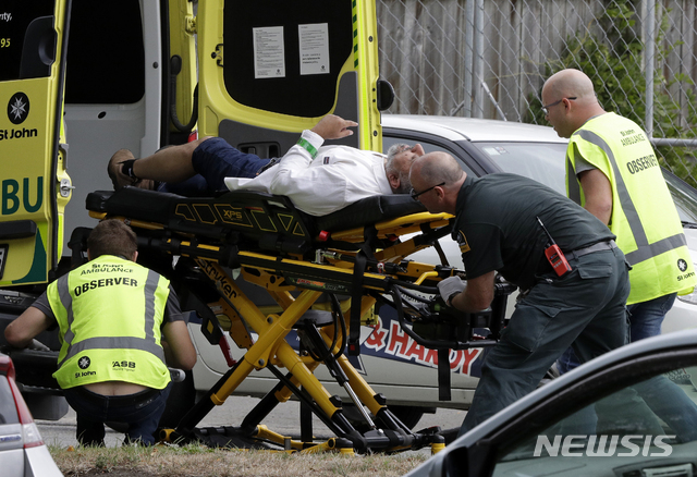 대규모 총기난사 사건이 발생한 뉴질랜드 크라이스트처치 중심부에서  15일 구급대원들이 부상자를 옮기고 있다. (출처: 뉴시스)
