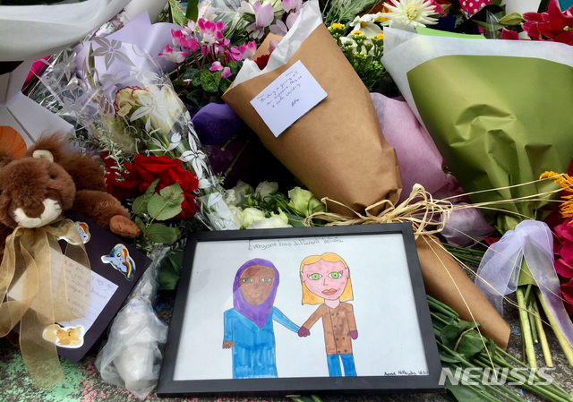 【웰링턴=AP/뉴시스】16일(현지시간) 뉴질랜드 수도 웰링턴의 이슬람 센터에 크라이스트처치 모스크 총기난사 희생자들을 추모하는 꽃과 물품들이 놓여 있다.