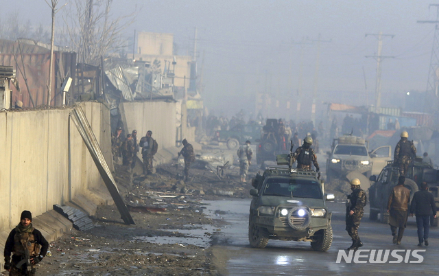 텔레반 테러현장을 순찰하는 아프가니스탄 보안군 (출처: 뉴시스)