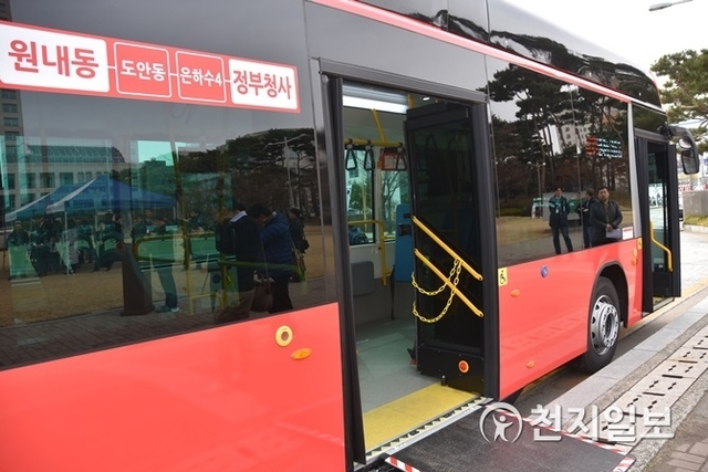 [천지일보 대전=김지현 기자] 대전시가 특·광역시 최초로 국내 유일의 3문 저상버스를 도입해 18일 오후 시승식을 진행하고 있다. ⓒ천지일보 2019.3.18