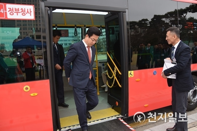 [천지일보 대전=김지현 기자] 대전시가 특·광역시 최초로 국내 유일의 3문 저상버스를 도입해 18일 오후 시승식을 진행하고 있다. ⓒ천지일보 2019.3.18