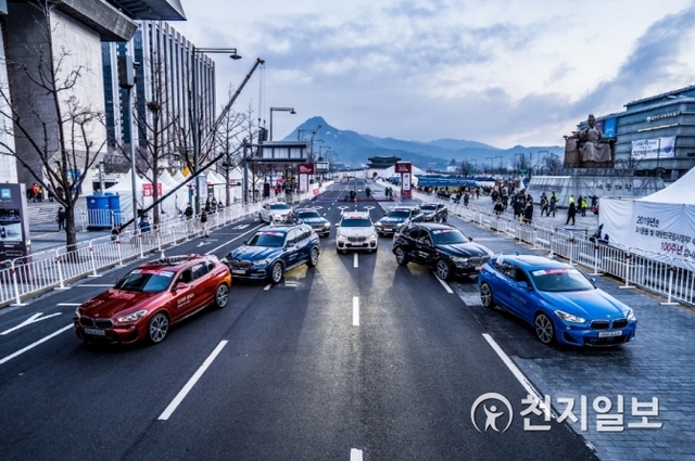 BMW 그룹 코리아의 공식 딜러 도이치모터스가 지난 17일에 열린 ‘2019 서울국제마라톤’에 대회 운영 차량으로 ‘BMW X시리즈’ 전 모델을 지원해 성황리에 마쳤다고 18일 밝혔다. (제공: BMW코리아) ⓒ천지일보 2019.3.18
