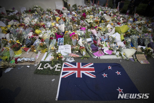 【크라이스트처치( 뉴질랜드) = AP/뉴시스】 총격테러로 50명이 사망한 뉴질랜드 크라이스트처치의 모스크 앞에 18일(현지시간) 희생자들의 지인과 조문객들이 가져다 놓은 꽃다발이 쌓여있다. (출처: 뉴시스)