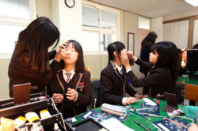 인천 원당중학교 학생들이 LG생활건강의 사회공헌 프로그램인 '빌려쓰는 지구스쿨' 뷰티전문가 수업에 참여하고 있다. (제공: LG생활건강)