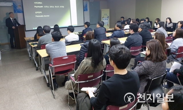 19일 수원시청 소회의실에서 열린 인권교육 모습 (제공: 수원시) ⓒ천지일보 2019.3.20