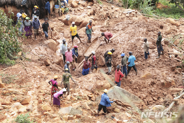 【치마니마니(짐바브웨)=AP/뉴시스】19일(현지시간) 짐바브웨 수도 하라레남동부 약 600km 떨어진 치마니마니에서 한 가족이 진흙에 파묻힌 아들을 찾아 땅을 파고 있다. 정부는 '이다이'로 치팡가와 치마니니에서 100명 이상이 숨졌으며 현지 주민들은 가장 심한 피해 지역은 여전히 접근할 수 없기 때문에 사망자 숫자는 더 늘어날 것이라고 전했다. 유엔은 아프리카 동남부 지역을 강타한 사이클론 '이다이'로 공식 확인된 사망자가 200명을 넘어섰다고 발표했다.
