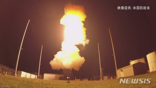 미국과 일본이 공동개발한 신형 요격미사일 SM3블록2A가 지난 10일(현지시간) 하와이 카우아이 섬에서 발사되고 있는 모습. (출처:NHK 홈페이지 캡쳐, 뉴시스)