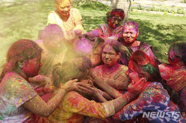 【알라하바드=AP/뉴시스】20일(현지시간) 인도 알라하바드에서 힌두 색채 축제인 '홀리(Holi)'가 열려 인도 여성들이 서로의 얼굴에 가루 염료를 뿌리며 즐기고 있다. 홀리 축제는 겨울이 끝나고 봄이 시작됐음을 축하하는 봄맞이 축제다.
