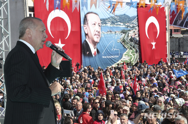 레제프 타이이프 에르도안 터키 대통령이 19일(현지시간) 터키 에레일리에서 열린 지방선거 유세장에서 정의개발당 지지자들을 향해 연설하고 있다.  에르도안 대통령은 많은 비난에도 불구하고 선거 유세장에서 뉴질랜드 크라이스트처치의 모스크 총기 난사 비디오 발췌본을 보여주며 민족주의를 자극하는 과격한 말들을 쏟아내 