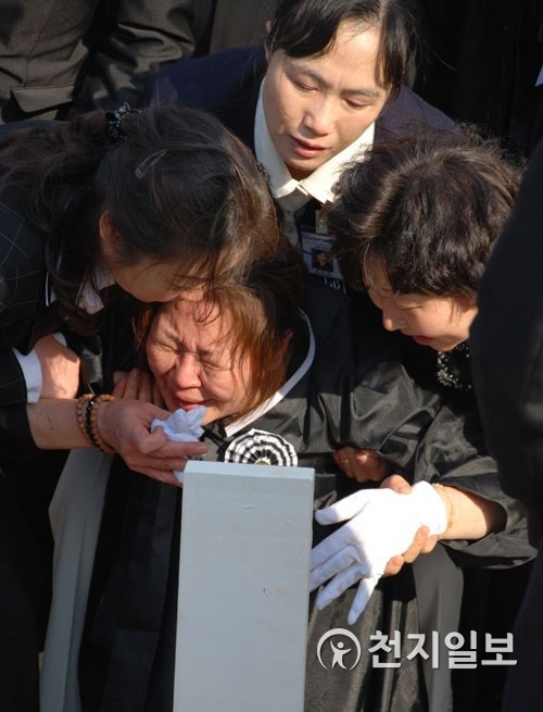 2010년 3월 천안함 피격으로 순직한 안경환 상사를 떠나보내는 유가족이 복받치는 슬픔을 참지 못하고 오열하고 있다. ⓒ천지일보DB