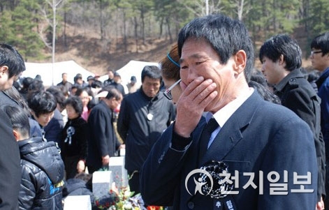 천안함 피격 1주기를 맞은 지난 2011년 대전국립현충원의 천안함 46용사 묘역을 찾은 한 유족이 흐르는 눈물을 손으로 막으며 북바쳐 오르는 감정을 애써 참고 있다. ⓒ천지일보DB