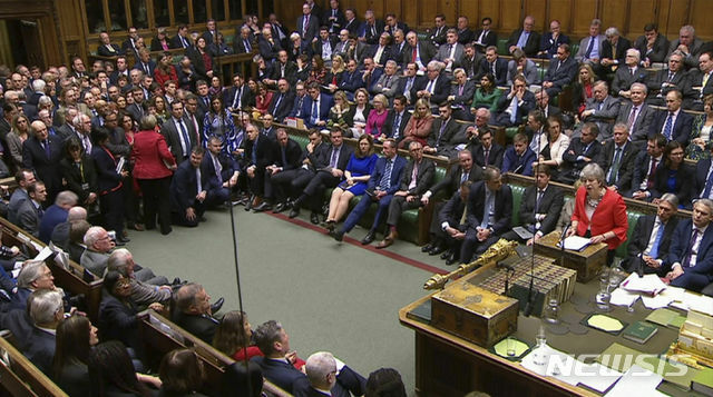 테리사 메이 영국 총리가 12일(현지시간) 런던 의회에서 연설하고 있다.  (출처: 뉴시스)