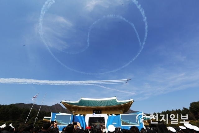 [천지일보=남승우 기자] 공군 특수비행팀 블랙이글스(Black Eagles)가 22일 대전 유성구 국립대전현충원에서 열린 제4회 서해수호의 날 기념식에서 태극 모양을 그리며 비행을 하고 있다. ⓒ천지일보 2019.3.22