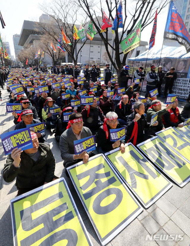 【서울=뉴시스】 전국금속노동조합 대우조선지회 관계자들이 22일 오후 서울 종로구 세종로 소공원 앞에서 대우조선 매각을 반대하는 집회를 하고 있다.