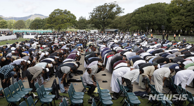 22일(현지시간) 뉴질랜드 크라이스트처치 헤이글리 공원에서 총기 난사 희생자 추모 기도회가 열려 무슬림들이 기도하고 있다. (출처: AP/뉴시스)