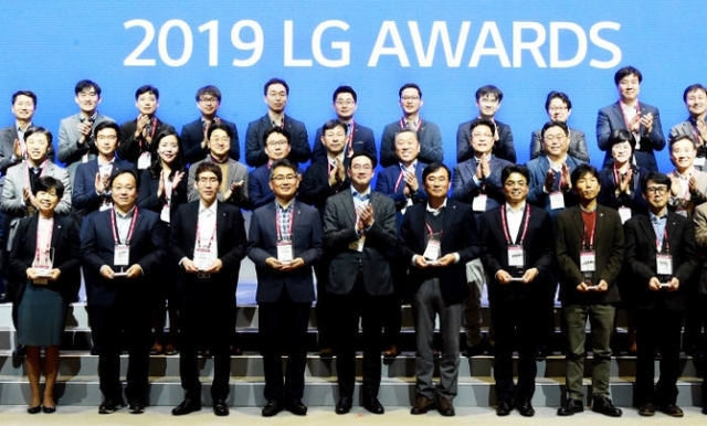 LG는 지난 21일 서울 마곡 LG사이언스파크에서 뛰어난 고객 가치를 창출한 혁신 성과를 공유하고 격려하기 위해 ‘LG 어워즈(Awards)’를 개최했다. 사진은 구광모 (주)LG 대표가 수상자들과 기념촬영을 하고 있는 모습. (출처: LG그룹)