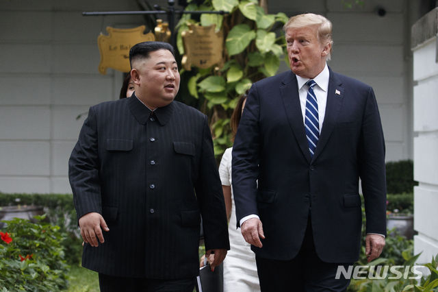 【하노이=AP/뉴시스】김정은 북한 국무위원장과 도널드 트럼프 미국 대통령과 28일(현지시간) 하노이 메트로폴 호텔에서의 단독 회담을 마치고 회담장 주변을 거닐며 얘기하고 있다.
