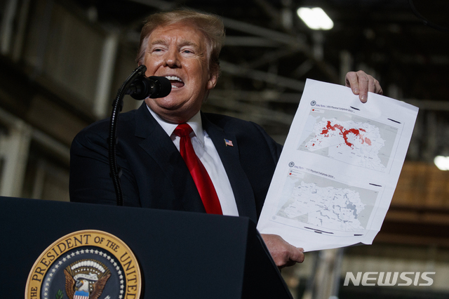 도널드 트럼프 미국 대통령이 20일(현지시간) 오하이오주 리마를 방문, '리마 군용전차공장'에서 연설 도중 극단주의 무장세력 이슬람국가(IS)의 시리아 점령 현황을 표시한 지도를 들어보이며 