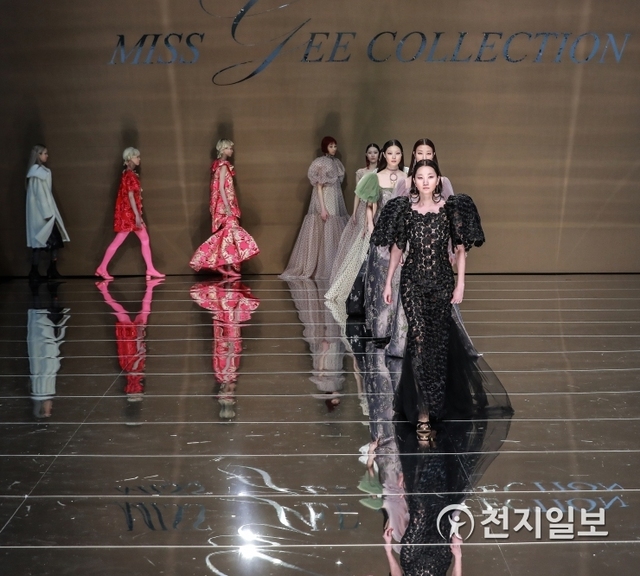 [천지일보=안현준 기자] 23일 오후 서울 중구 동대문디자인플라자(DDP)에서 열린 ‘2019 서울 패션위크 미스지 컬렉션(Miss Gee Collection) 패션쇼 런웨이’에서 모델들이 피날레 워킹을 하고 있다. ⓒ천지일보 2019.3.23