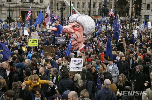 23일(현지시간) 영국 런던에서 수많은 시민들이 브렉시트 반대 시위를 벌이고 있다. (출처: 뉴시스)