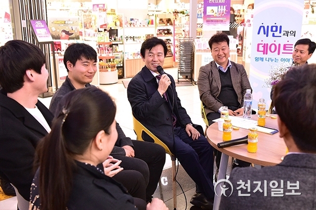 조규일 진주시장이 지난 22일 중앙지하도상가 광장에서 도시재생 대학생 등 10여명과 ‘시민과의 데이트’를 하고 있다. (제공: 진주시) ⓒ천지일보 2019.3.25