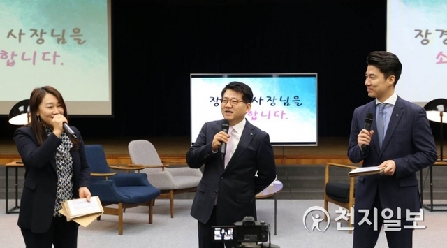 장경훈 하나카드 사장(가운데)이 25일 토크쇼 방식으로 진행하는 취임식에서 답하고 있다. (제공: 하나카드) ⓒ천지일보 2019.3.25