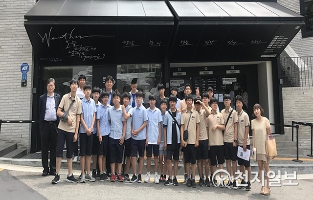 지난해 7월 용산중학교 학생 21명이 ‘D뮤지엄’을 방문, 강의가 끝난 후 건축가와 함께 기념사진을 찍은 모습 (제공: 용산구)