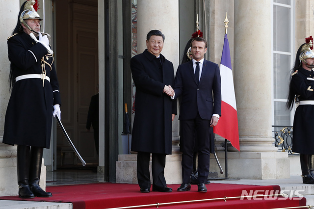 마크롱 프랑스 대통령이 엘리제궁 입구에서 시진핑 국가주석과 악수하고 있다(출처: 뉴시스)