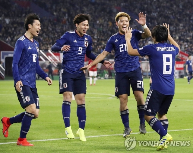 나카지마 쇼야(8번)가 결승골을 터트린 뒤 일본 축구대표팀 동료들과 기뻐하고 있다. (출처: AP 연합뉴스)
