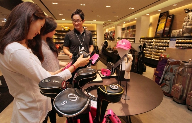 신세계 골프전문관에서 고객이 제품을 살펴보고 있다. (제공: 신세계)