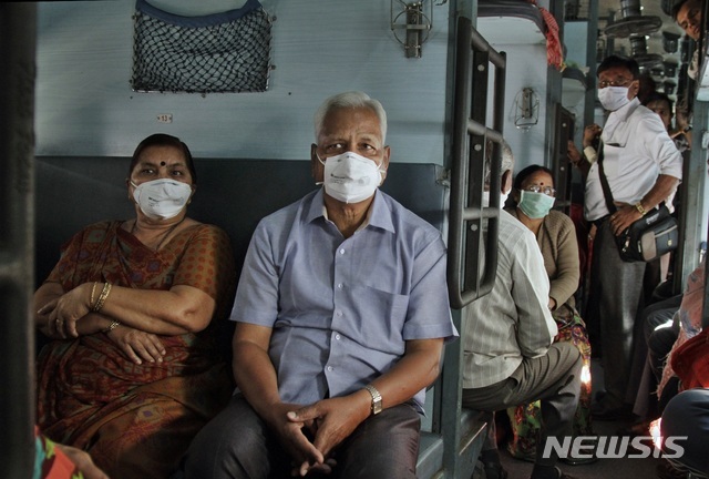 돼지독감 유행. 인도 아마다바드주에서 승객들이 마스크를 착용하고 기차에 탑승하고 있다(출처: 뉴시스)