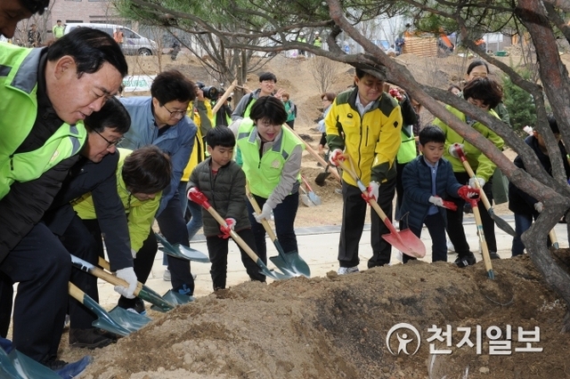 수원시의원들이 27일 수원 광교호수공원에서 열린 식목일 기념 나무심기 행사에 참석해 나무를 심고 있다. (제공: 수원시의회) ⓒ천지일보 2019.3.28