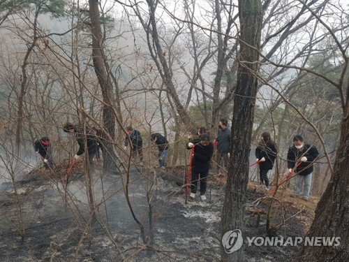 (구미=연합뉴스) 산림당국이 경북 구미시 고아읍 왕산골 뒷산에서 발생한 산불을 14시간여 만에 진화하고 28일 오전 잔불을 정리하고 있다. 임야 15㏊가량이 소실된 것으로 추정하고 있다.