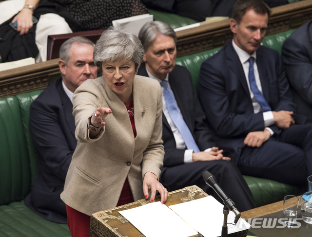 테리사 메이 영국 총리가 29일(현지시간) 런던 국회의사당에서 하원 의원들에게 발언하고 있다. 이날 하원은 브렉시트를 4월 12일에서 5월 22일로 연기시키는 안을 포함한 탈퇴협정 표결을 부결시켰다. (출처: AP/뉴시스)