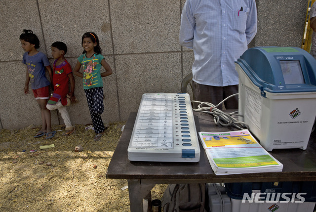 유권자가 9억명에 달하는 인도 총선이 4월 11일 시작돼 한 달 반 이어진다. 사진은 29일 선거관리 종사원이 ‘전자투표기’ 및 ‘투표내용 확인기’의 사용법을 시범해주기 위해 사람들을 기다리고 있는 모습. 순차 투표가 모두 끝난 뒤 5월 23일 일괄 개표된다. (출처: AP/뉴시스) 